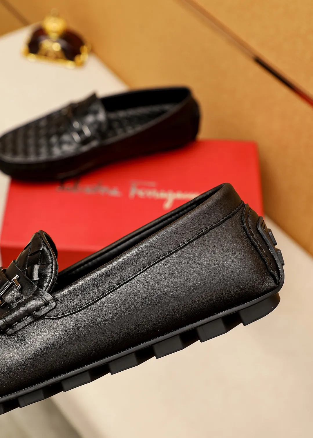 Men's shoes 💰360 💐 Product trademark: Ferragamo "Ferragamo" bean shoes Regular size: 38-44 (45.46🉑️customized) Product materials: Selected imported woven cowhide upper + classic hardware buckle, imported pig leather lining. Strong three-dimensional visual effect, original outsole color: 1⃣️color optional